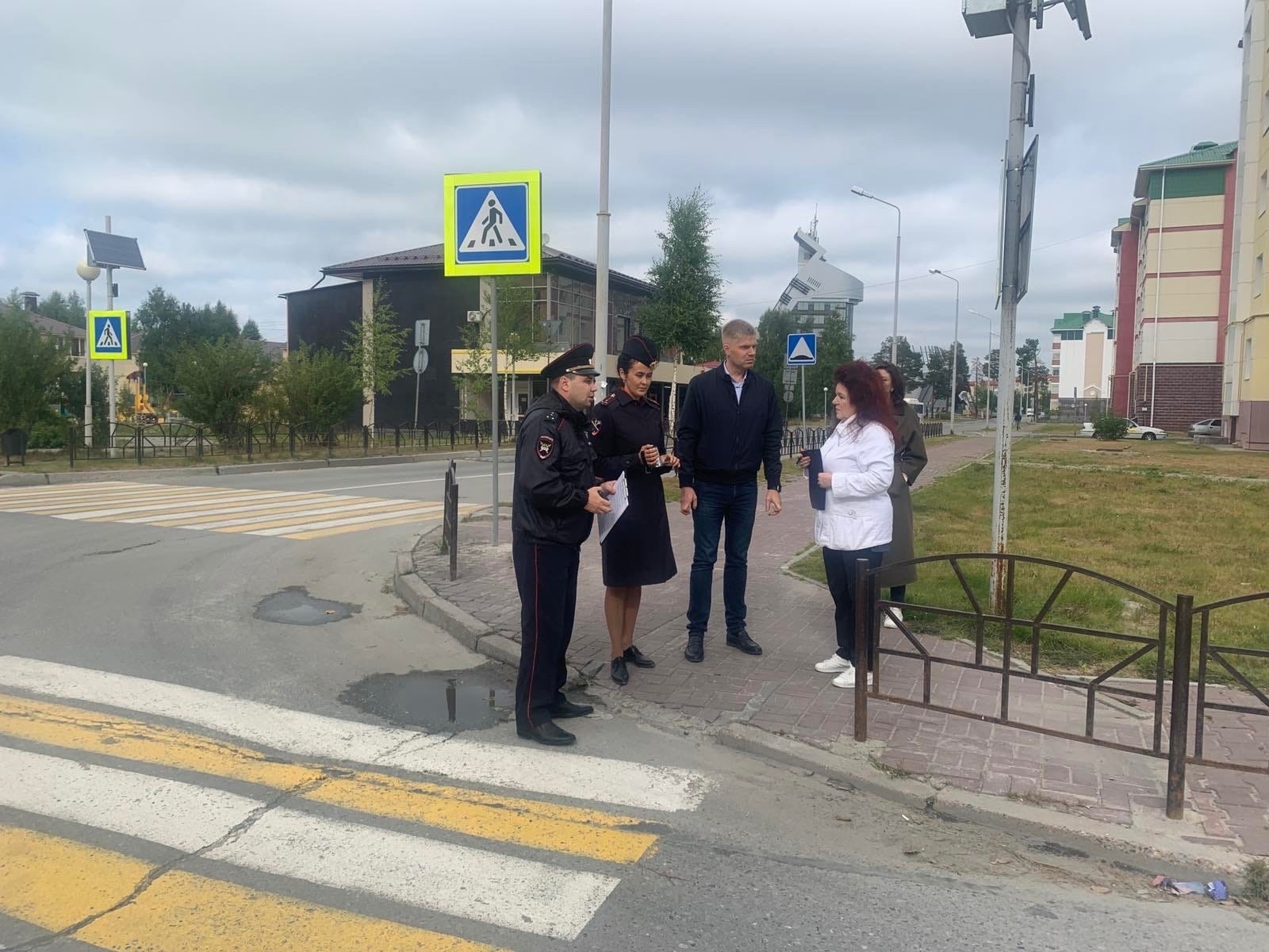22 августа 2022 Полицейские и общественники Белоярского проверили пешеходные переходы вблизи школ города