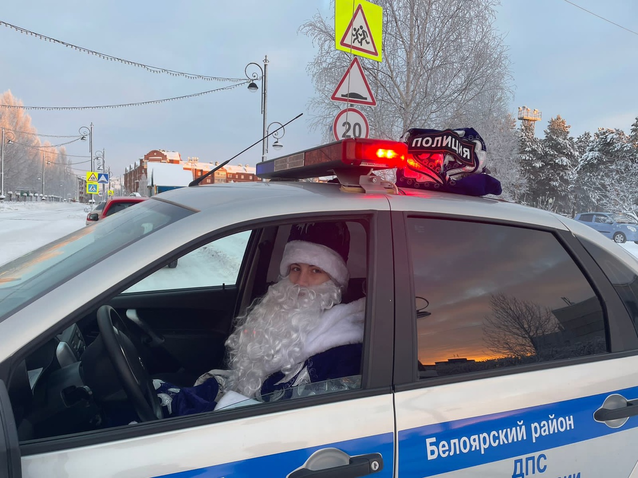 30 декабря 2022 Полицейский Дед Мороз в Белоярском поздравил автолюбителей