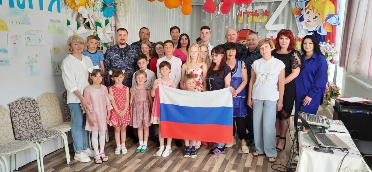 Полицейских из сводного отряда Югры поблагодарили за оказанную помощь воспитанникам одного из детских домов республики Северная Осетия