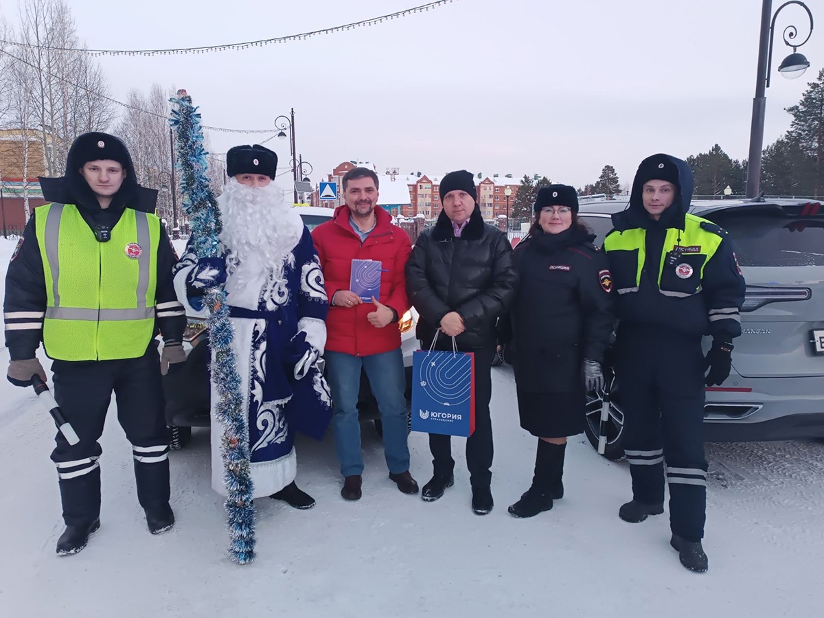 31 декабря 2023 Стражи правопорядка Белоярского присоединились к акции «Полицейские Дед Мороз»