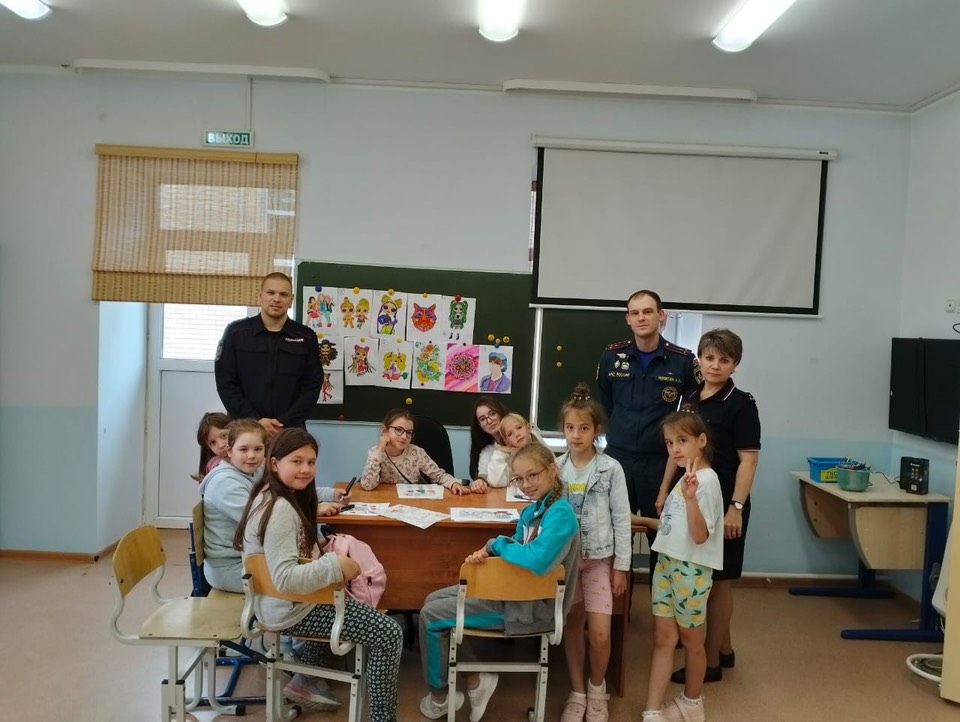 01 августа 2023 Полицейские и общественники Белоярского продолжают беседы с детьми о безопасности в городе
