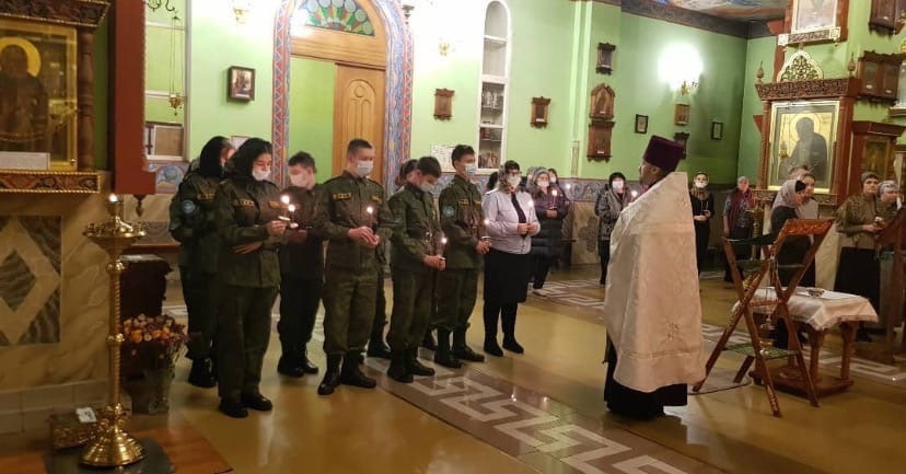 Кадеты, общественники и полицейские Белоярского почтили память жертв ДТП 