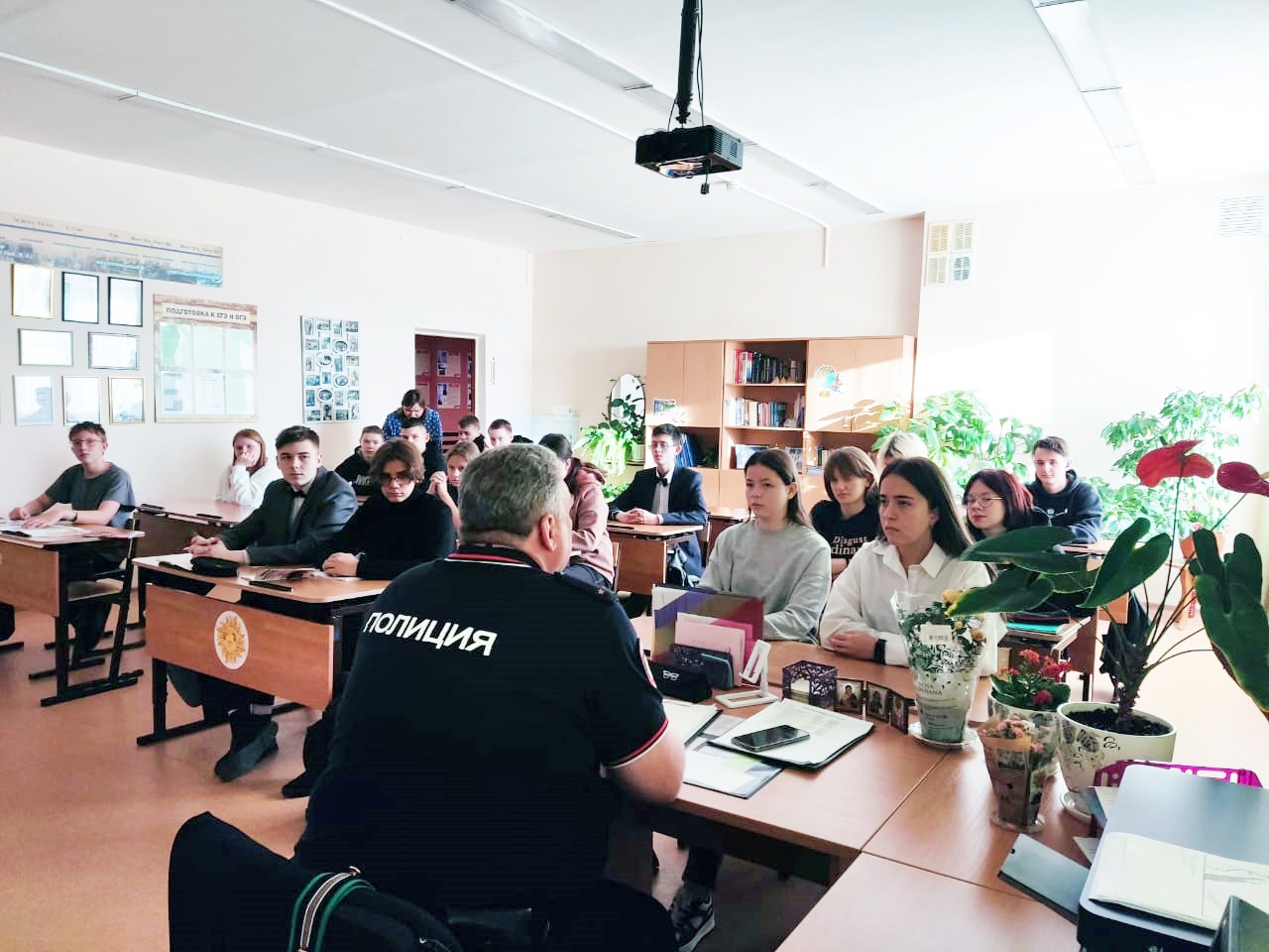 В Белоярском районе полицейские продолжают встречи в школах в рамках мероприятия «Нет ненависти и вражде»
